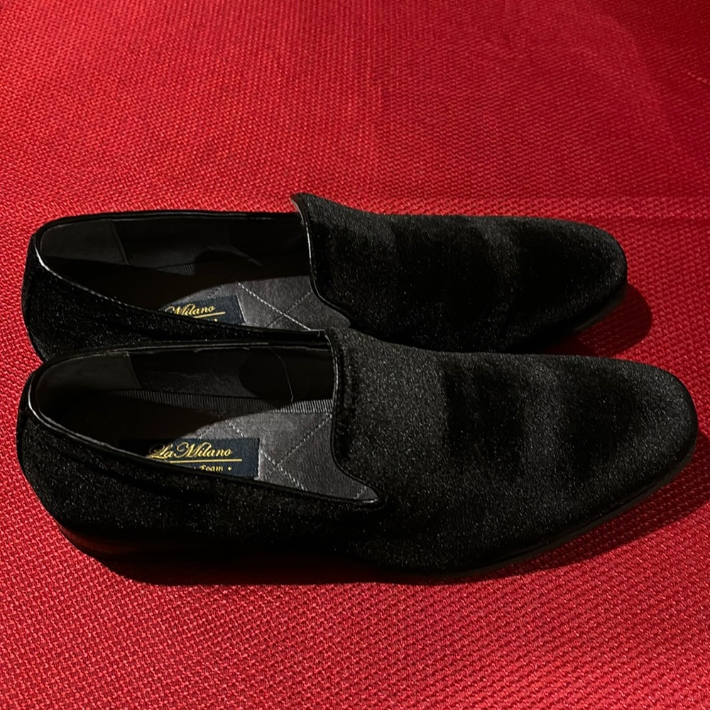 La Milano Black dress shoes. Size 9